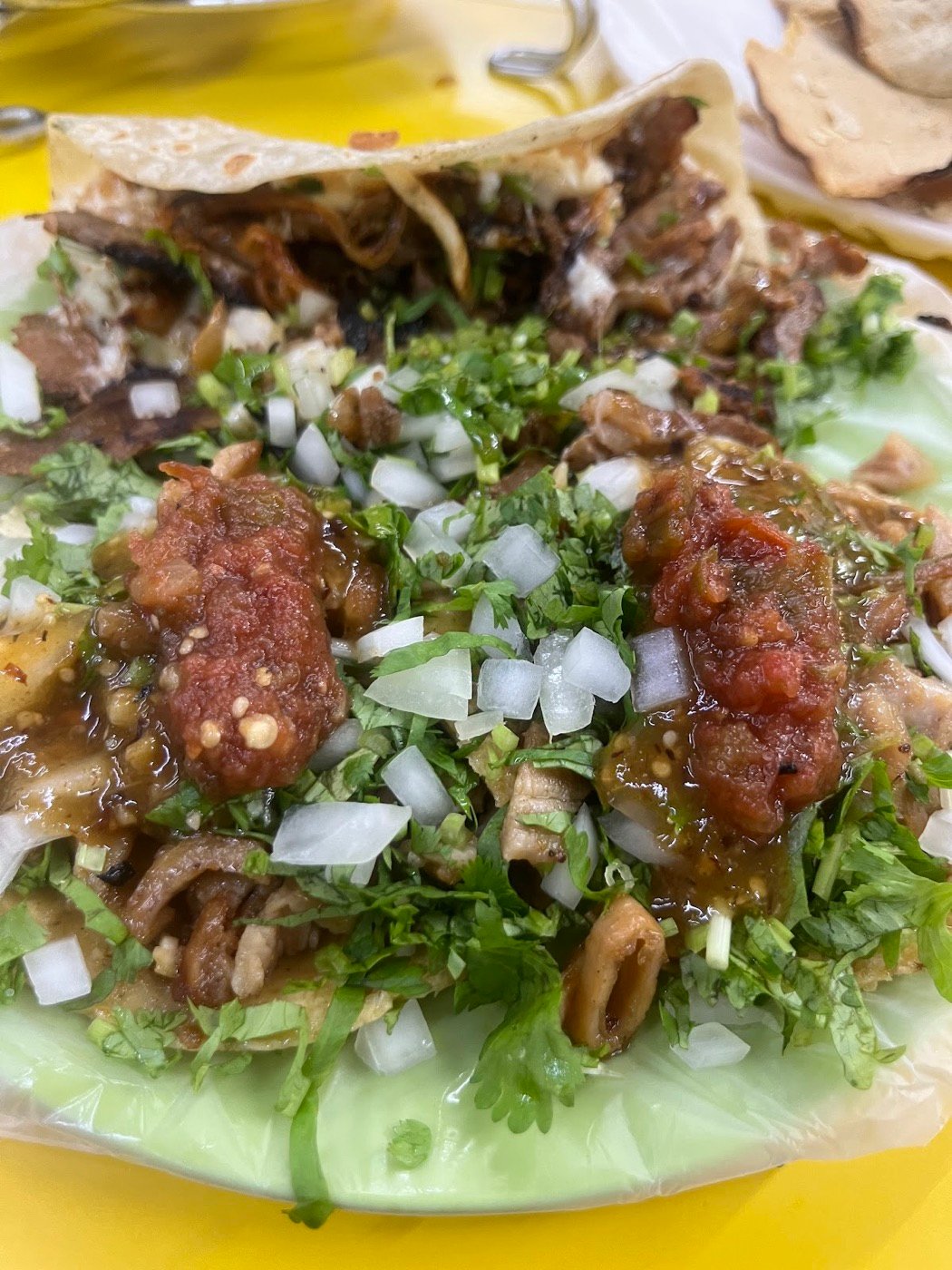 Tacos al pastor con salsa y cebolla
